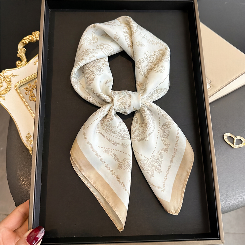 Silk Neck Scarf - Lenço Quadrado Vintage Bege com Estampa